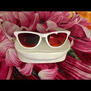White Oakley froggers sunglasses w Oakley case 😎